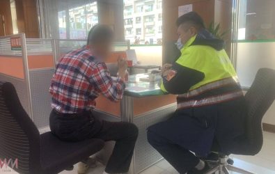 警方耐心向謝男解析假投資詐騙的常見手法，並強調「高報酬、零風險」的投資極具危險性。（圖／記者蘇榮泉翻攝）