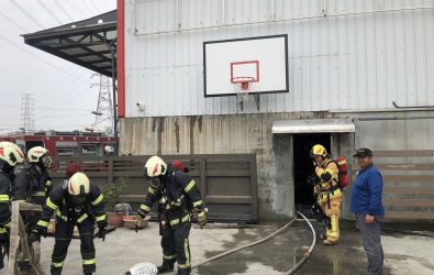 埤頭鄉斗苑東路的一間鋁門窗製造工廠發生火災，消防人員在短短時間內便將火勢控制住，並且確認無人受傷。（消防局提供）