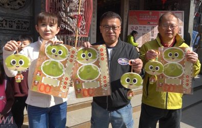 福興宮再度與知名團隊「臺灣吧 Taiwan Bar」合作，推出全新設計角色—「金芒」燈籠。（圖／記者蘇榮泉攝）