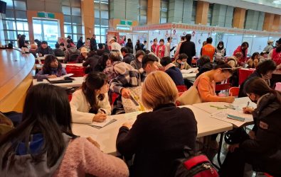 民眾積極填寫履歷