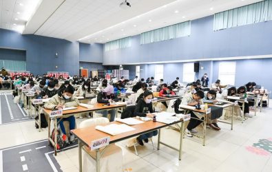 1140208-211-桃園警察局舉辦青少年書法比賽 參賽學生專注揮毫