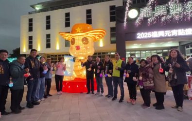 福興鄉公所前廣場上，一隻捲起福興鮮奶瓶的小龍雕像吸引了眾多民眾駐足觀賞。（記者陳雅芳攝）