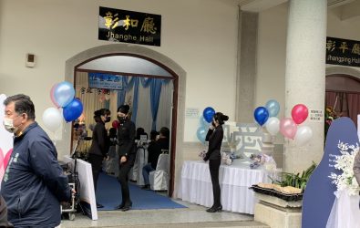 彰化市全福街農曆年前發生民宅火災，造成徐姓屋主的女兒一家四口身亡，今天舉行告別式，徐母白髮人送黑髮人悲痛欲絕。（民眾提供）