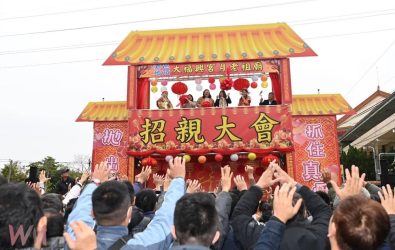嘉義市大福興宮月老祖廟辦招親，吸引報名爭得繡球覓良緣。（圖/嘉義市政府提供)