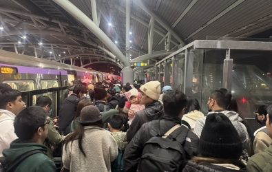 1140209-221-民眾熱情參觀台灣燈會 機捷班班客滿。
