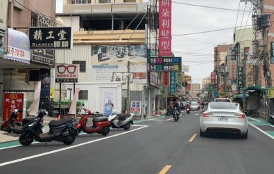 彰化市大埔路近期完成標線型人行道設置，綠底標示「人行道」三個大字清晰可見，然而，違規停車問題依舊頻繁發生。（記者陳雅芳攝）