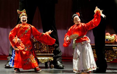 Marionnettes à fils KUILEIXI de TAIWAN : "La fête des lanternes pendant la célébration du printemps" manipulée par la troupe JIN FEI FENG de la ville de KAOHSIUNG (province de FUJIAN) . / Divertissement et rituel d'exorcisme pour distraire les esprits pendant les cérémonies religieuses ou funéraires. / CHIN FEI FENG Puppet theatre from TAIWAN Republic of China.