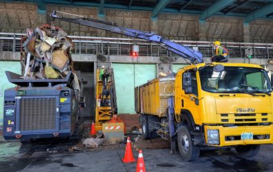 環保局引進了移動式巨大破碎機，協助各公所處理巨大家具569公噸及548張彈簧床墊。（環保局提供）