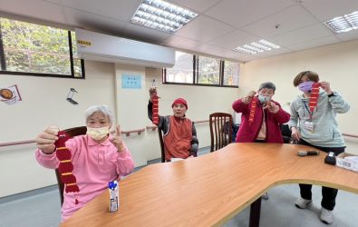 彰化榮民之家舉辦非藥物治療課程，透過剪紙藝術與體適能運動的結合，激發失智長者的創造力。（記者陳雅芳攝）
