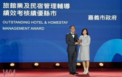 ▲嘉義市旅宿管理績效考核連續三年榮獲「特優」最高榮譽，張婉芬處長代表領獎。（圖/嘉義市政府提供）