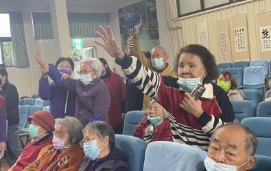 中彰榮家熱鬧舉辦「猜燈謎活動」，讓長輩們在歡樂氛圍中動動腦、拚手速，場面精彩又逗趣。（記者陳雅芳攝）