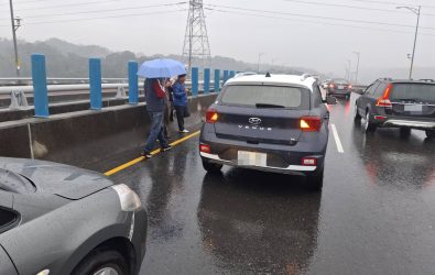 彰化縣東外環（台74甲線）南下6公里處處發生有15輛車接連追撞，事故現場一片混亂，1人輕傷送醫，事故車輛則有不等程度毀損。（警方提供）