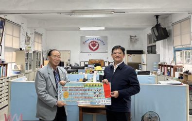 台電嘉義區處處長許墩貴（右）親自率隊，舉辦「關懷年長者，公益送暖」活動。（圖/記者陳惲朋翻攝）