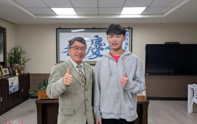 郭春松校長（左）為王宥喆同學（右）喝采。（圖/永慶高中提供）