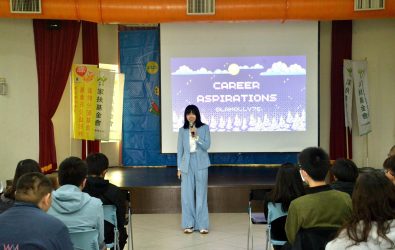 嘉義市東區議員顏翎熹到場演講，分享生涯規劃經歷。(圖／嘉義家扶提供)