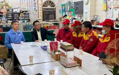 在會勘結束後，縣府邀集各單位至公園路縣議員蔡岳儒服務處進一步討論具體改善方案。（翻攝自縣議員蔡岳儒臉書）