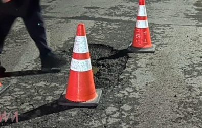 北港鎮民樂路段因雨水長時間沖刷，導致路面在2月13日晚間出現坑洞，影響行車安全。（圖／記者蘇榮泉翻攝）