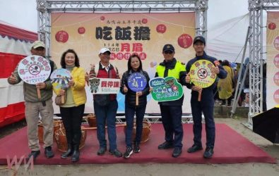 警方也利用民眾等待開飯的時間，進行反詐騙、婦幼安全及交通安全宣導。（圖／記者蘇榮泉翻攝）
