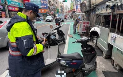 小心荷包失血！彰化市大埔路上標線型人行道上仍常遭汽機車違停，彰化警分局派員進行取締。（記者陳雅芳攝）