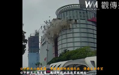 網友拍下蘇奕帆（右）對躺在馬路上的傷者進行CPR，郭芸亘（左）在為傷者打點滴畫面。（彰基提供）
