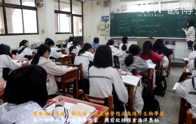 彰化女中蔡昱婕對當醫師沒有很大興趣，透過「特殊選材」錄取台灣大學生命科學系，校長陳香妘鼓勵她往夢想邁進。（記者陳雅芳攝）