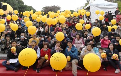 520對情人在八卦山大佛風景區參佛道階梯，公開放閃，在黃色氣球上創作自己的emoji，畫出代表現在心情的表情，互相表白心意。（縣政府提供）