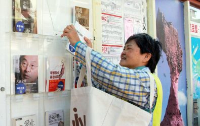 今年64歲的李宜芸，是新北市立圖書館萬里分館的圖書志工，也是一位聽障者，不因聽障自