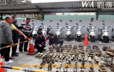男子涉嫌在埤頭鄉、二林鎮等10幾間廟宇偷、燭台、敬杯等銅製器皿，被害宮廟派員到警局指認失竊物。（記者陳雅芳攝）