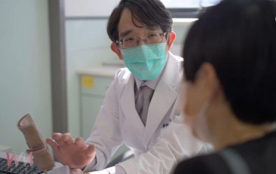 ▲嘉基醫院朱峻庭醫師向患者說明治療方式。（圖/嘉基提供）