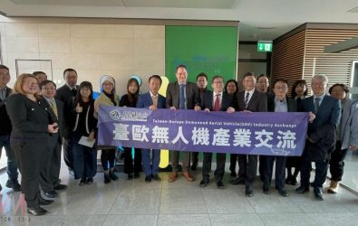 為鏈結台德無人機產業，翁章梁縣長帶團拜訪德國北威州商務署。（圖/嘉義縣政府提供）