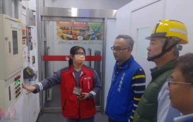 代理處長鄭峯明率隊，聯同消防局及欣雲天然氣公司人員，前往斗南大潤發與斗六雲林溪美食廣場，進行天然氣設備安全訪查。（圖／記者蘇榮泉攝）