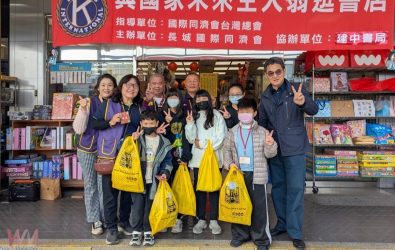 長城國際同濟會與立法委員劉建國攜手舉辦「同濟援手送愛心．學童歡喜迎開學」活動。（圖／記者蘇榮泉翻攝）