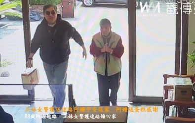 阿嬤由家人陪同到派出所送蛋糕感謝。（警方提供）