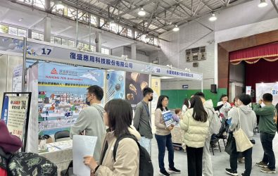 「數學物理徵才會」22日在台大舉行，吸引學子到場詢問工作內容、員工福利，找尋職涯新頁。（圖／1111人力銀行提供）