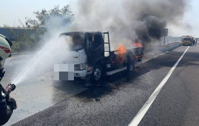 彰化國道驚魂！小貨車中山高突冒火舌　駕駛急跳車逃生