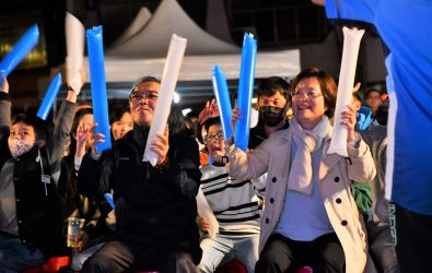 中華隊迎戰強敵南非隊，全力爭取晉級資格，彰化縣政府特別在縣立美術館前廣場舉辦同步直播活動，與球迷一起為中華隊加油打氣。（縣政府提供）
