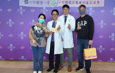 ▲小妹妹的媽媽陳女士出席記者會(左1)，向嘉基小兒骨科醫護團隊致謝。(圖／記者邱嘉琪攝)