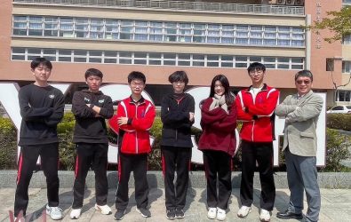 鄭凱文（左起）、江育廣、陳智翔、劉安祈、李佳怡、許弼荏、郭春松校長合影。（圖/永慶高中提供）