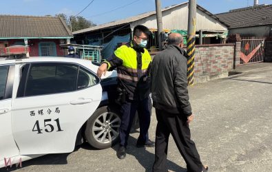 男子因語言表達不清，無法順利提供自身資訊，值班警員張鈞喨憑藉耐心與細心的詢問，最終確認其身分。（圖／記者蘇榮泉翻攝）