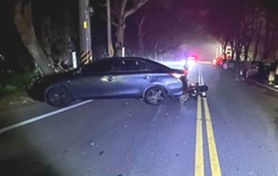 一名女子駕駛轎車行139線大彰路在雙黃線處迴轉，料與一名男子騎乘的機車發生碰撞，機車騎士當場被撞飛。（警方提供）