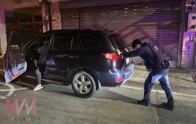 警方接著合力將拋錨車輛推移至路旁，以免影響交通。（圖／記者蘇榮泉翻攝）