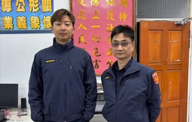 崙豐派出所巡佐林延璘與警員林斈諭巡邏時，接獲報案，指稱在臺78線東向2.4公里處有輛汽車拋錨立即趕赴現場，確保駕駛安全。（圖／記者蘇榮泉翻攝）