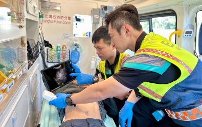 彰化縣消防局埔心分隊高級救護技術員曾建勳及王奕翔聯手執行院前超音波檢查，成功救護傷患。（消防局提供）