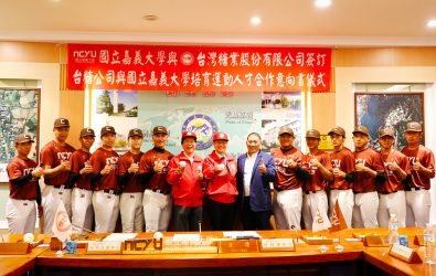 台糖公司吳明昌董事長(左7)與嘉大林翰謙校長(中)、鍾宇政教練(右7)等棒球隊學生合影。(圖／嘉大提供)