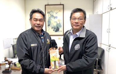 南投縣榮民服務處總幹事陳振興(左)拜會法務部調查局南投縣調查站副主任汪楨喜(右)
