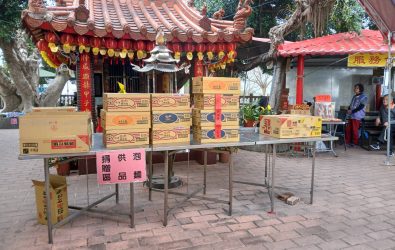 芬園鄉大竹村的福榕宮，一直以「土地公請吃泡麵」的活動聞名，吸引了大量信徒前來祈求財運，因高達6成的呆帳，廟方今年決定停辦借發財金。（許池沼提供）