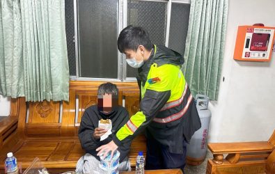 警方不僅自掏腰包購買熱食給他果腹，還協助查明身分，最終順利將人送返家中。（圖／記者蘇榮泉翻攝）