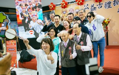 市長黃敏惠自拍操作Q萌虎頭帽濾鏡。(圖／嘉市府提供)