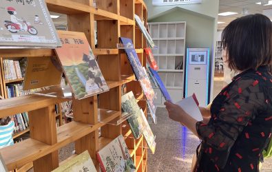 嘉義市世賢圖書館優化，導入智能還書架及24小時智慧預約取書站。(圖／嘉市府提供)