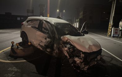 秀水鄉彰鹿路一輛轎車疑因失控，撞斷了電線桿和變電箱，隨後高速衝上中央分隔島，最終停在百米外，現場卻不見駕駛等人的身影。（警方提供）
